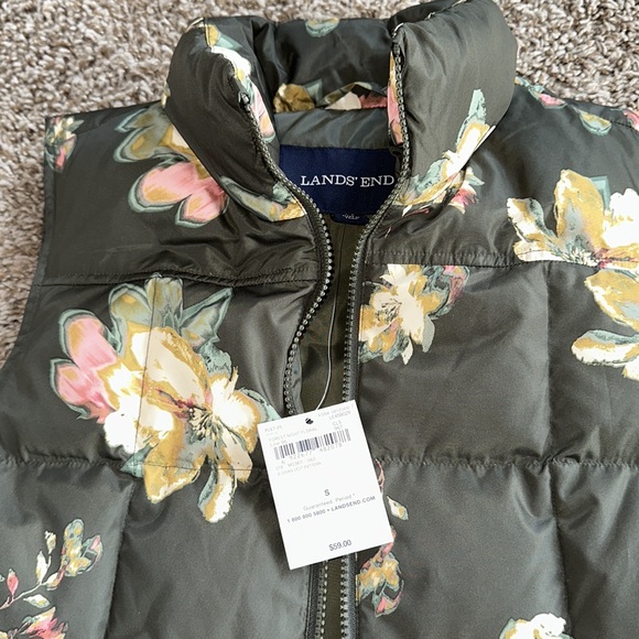 NWT❤️ Land’s End Florist Night Floral Down Vest sold out/discontinued! - Picture 2 of 5